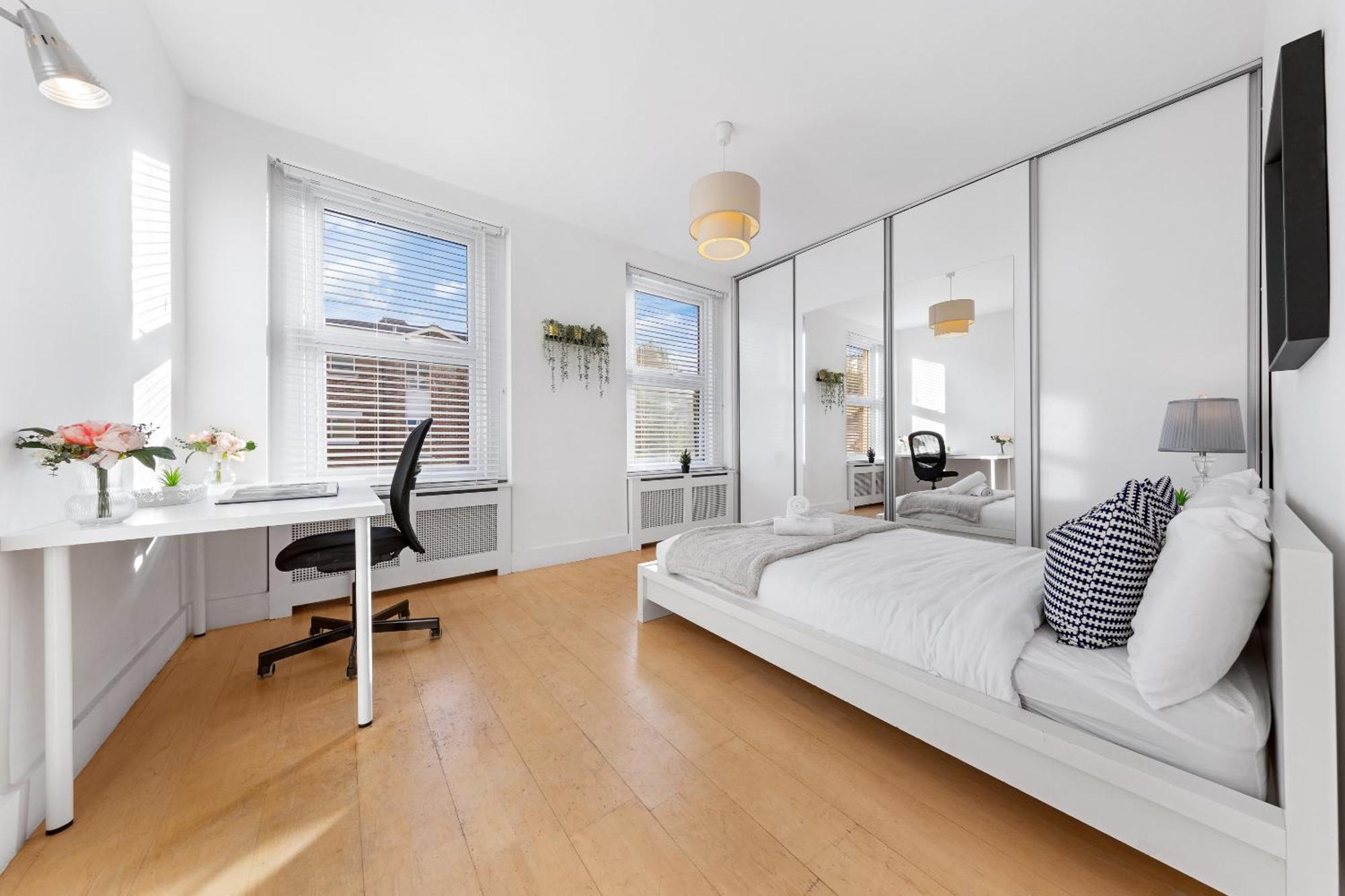 Luxury 4-Bedroom Modern Flat In Central London Steps From Station, Sleeps 9 In Style! Londres Exterior foto