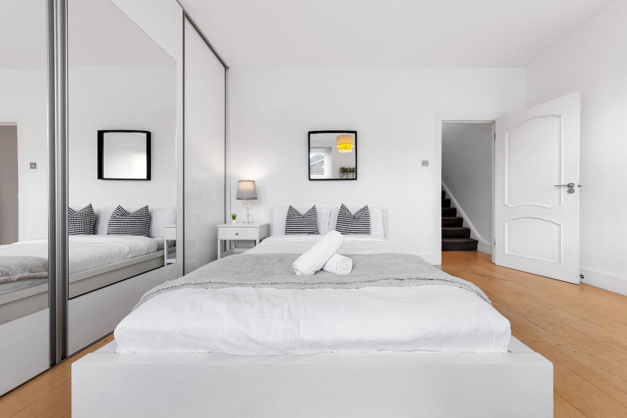 Luxury 4-Bedroom Modern Flat In Central London Steps From Station, Sleeps 9 In Style! Londres Exterior foto
