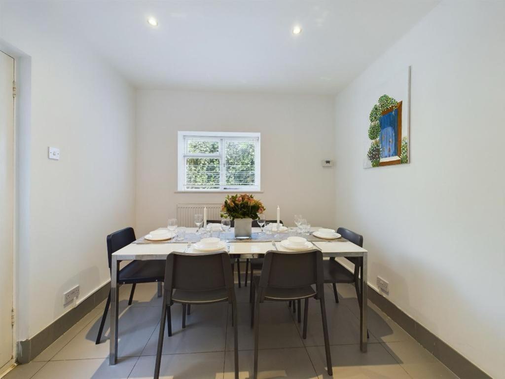Luxury 4-Bedroom Modern Flat In Central London Steps From Station, Sleeps 9 In Style! Londres Quarto foto