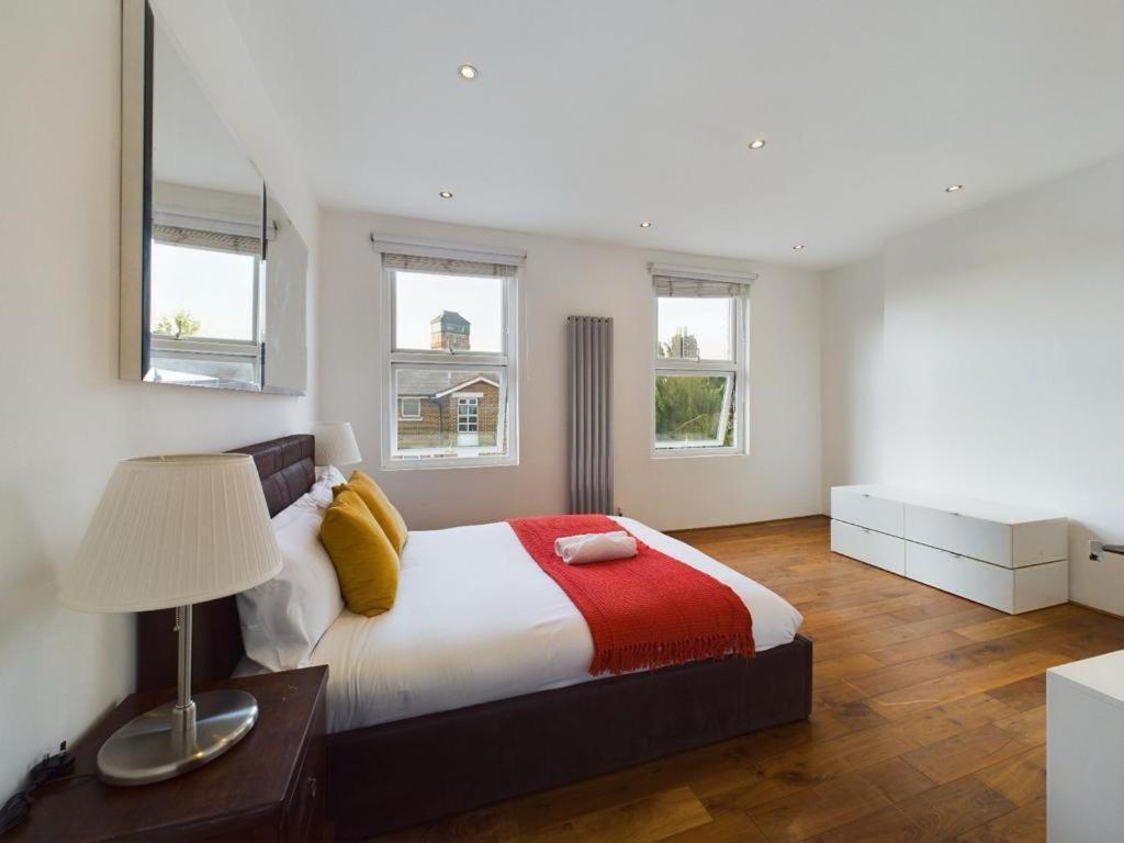 Luxury 4-Bedroom Modern Flat In Central London Steps From Station, Sleeps 9 In Style! Londres Quarto foto