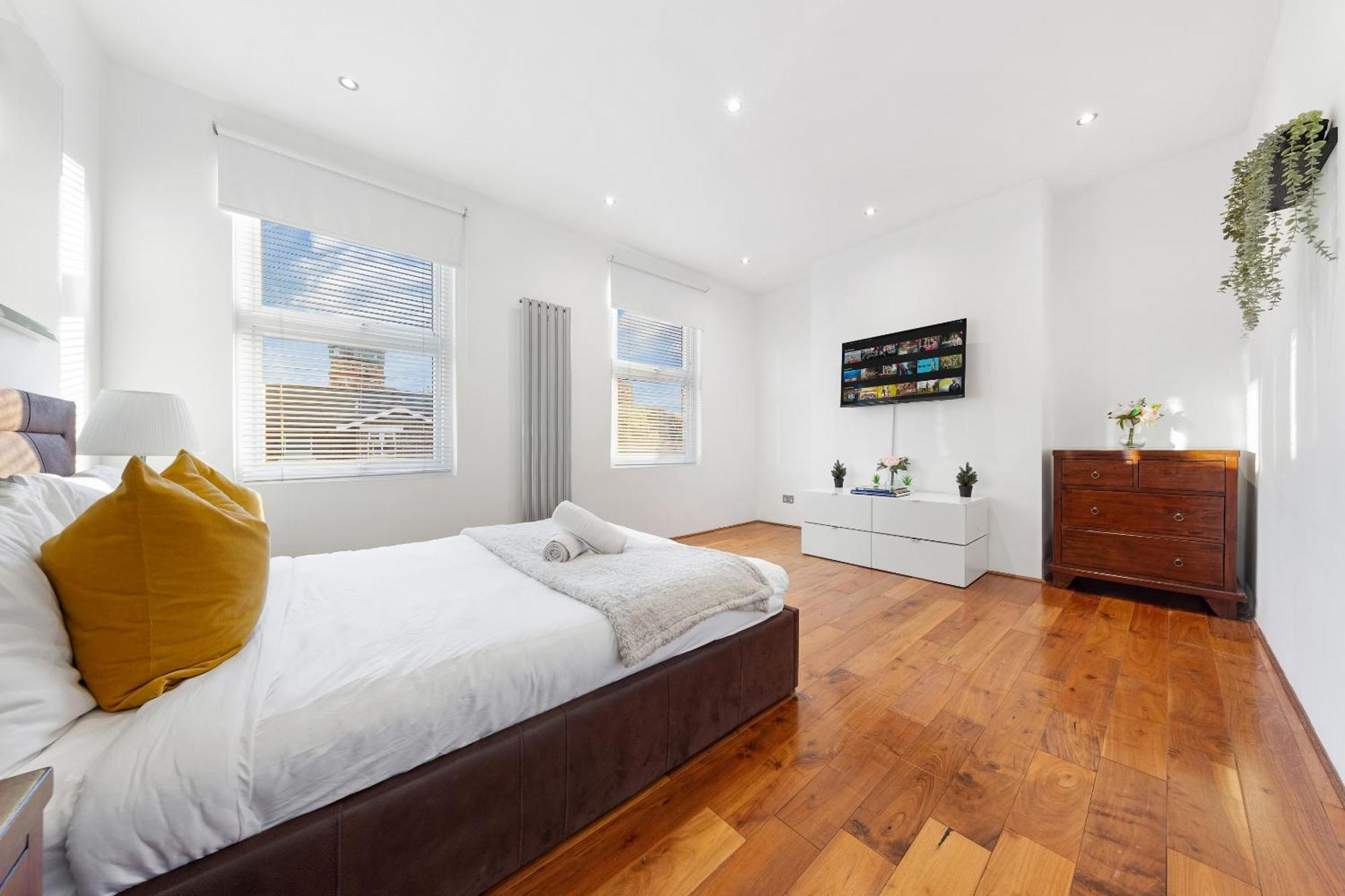 Luxury 4-Bedroom Modern Flat In Central London Steps From Station, Sleeps 9 In Style! Londres Exterior foto