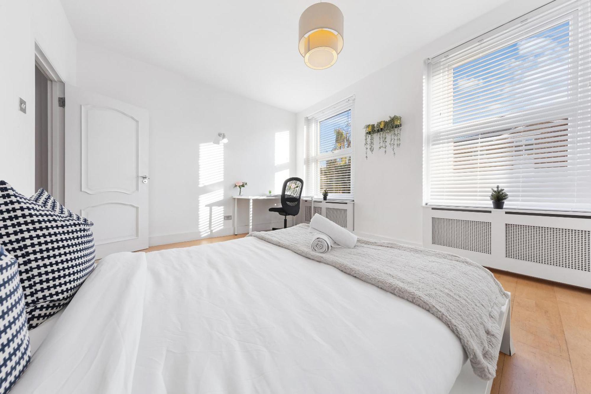 Luxury 4-Bedroom Modern Flat In Central London Steps From Station, Sleeps 9 In Style! Londres Exterior foto