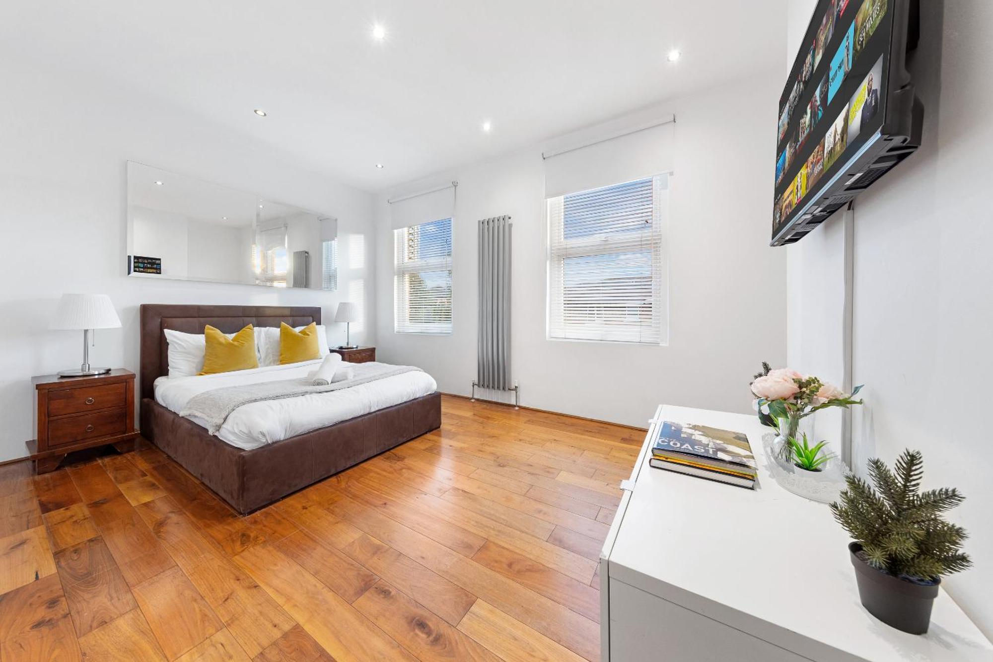 Luxury 4-Bedroom Modern Flat In Central London Steps From Station, Sleeps 9 In Style! Londres Exterior foto