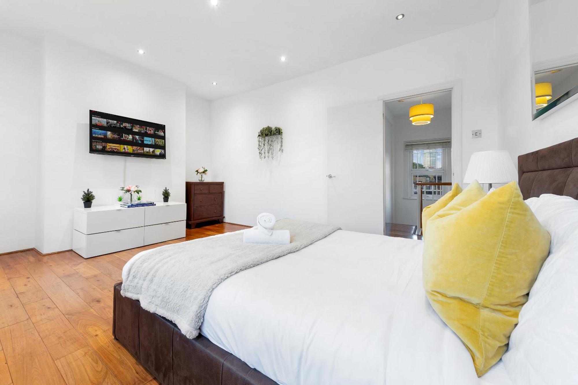 Luxury 4-Bedroom Modern Flat In Central London Steps From Station, Sleeps 9 In Style! Londres Exterior foto