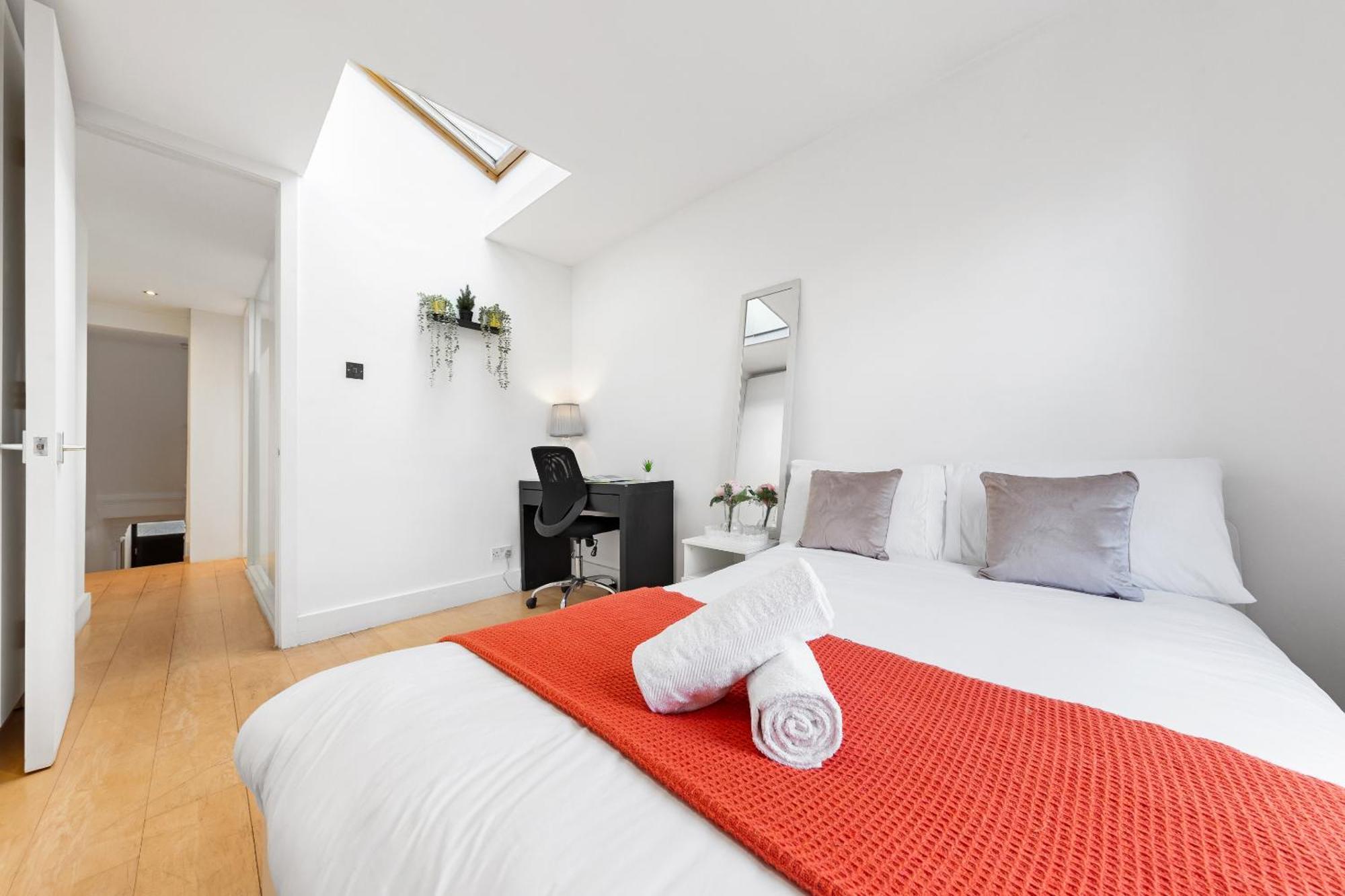 Luxury 4-Bedroom Modern Flat In Central London Steps From Station, Sleeps 9 In Style! Londres Exterior foto